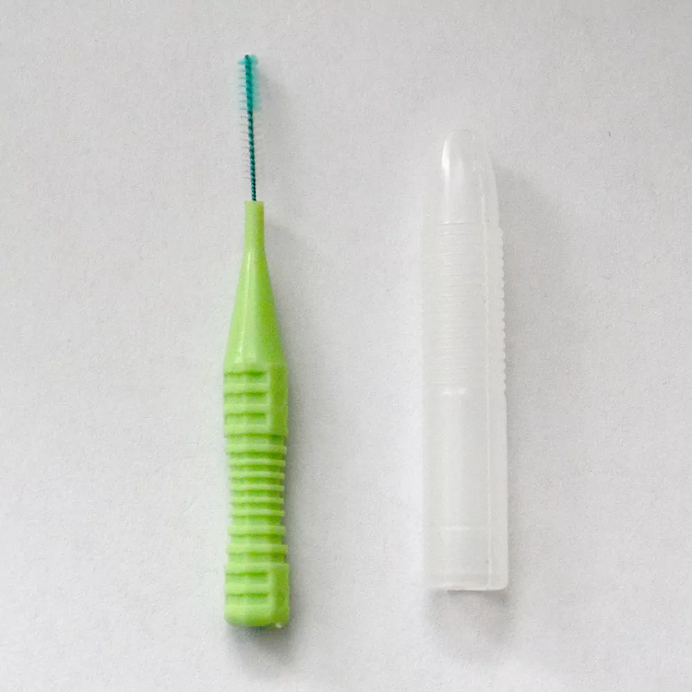 Brosse interdentaire à manche en plastique